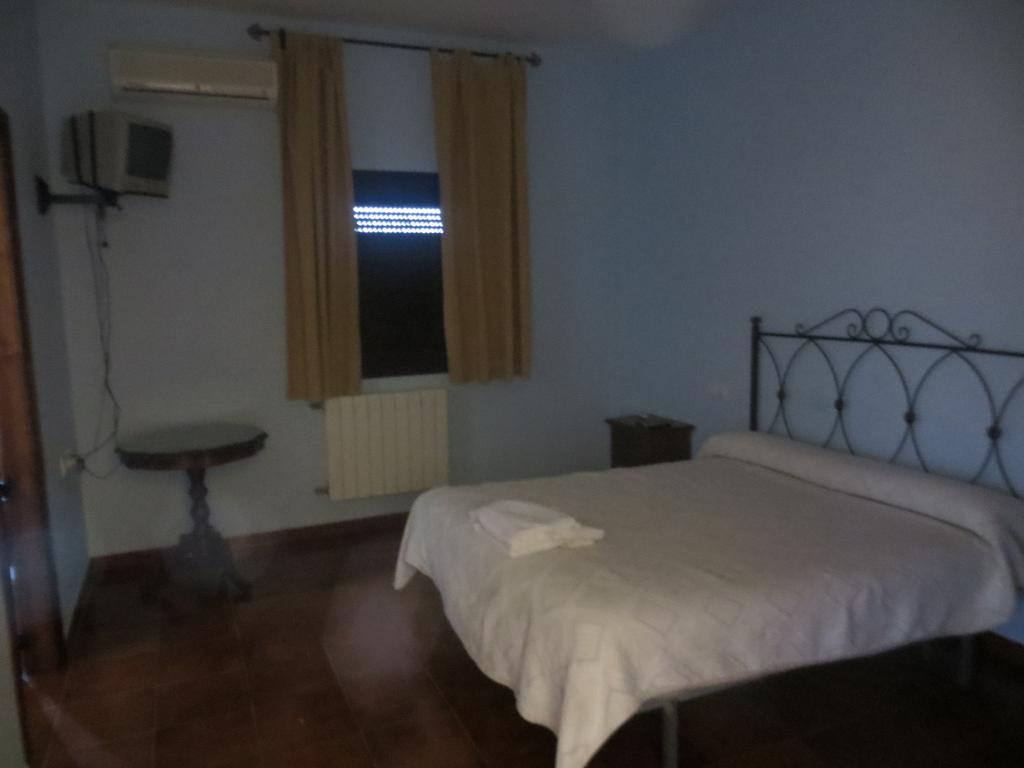 Hostal Rest. Campoabierto Valencia de las Torres Room photo